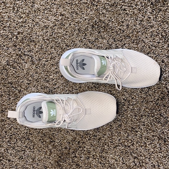 4Y. Fit like a women’s 5.5-6 - Picture 2 of 3